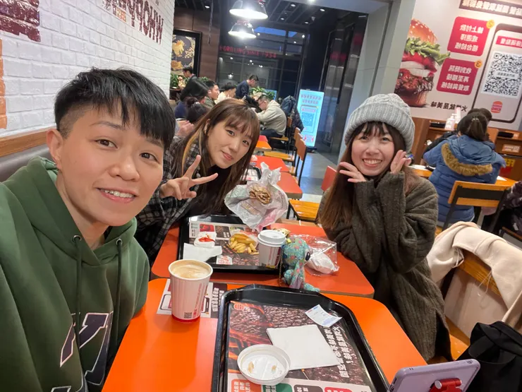 結果從碰面到進到餐廳，我們聊個不停