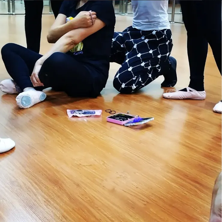 正在綁頭髮的同學