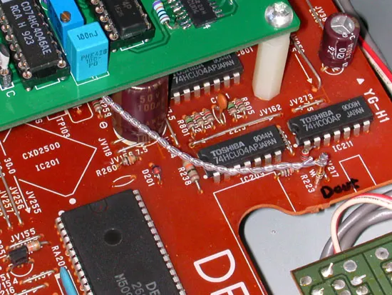 唱盤數位輸出以雙線互絞後拉至 PCB 板,一條作訊號傳輸,另一條作屏蔽,只在 PCB 端接地。另 外,因為位置的關係,數位輸出並沒有拉至 PCB 的 Din,而是就近接至 74AC74 的 pin 2