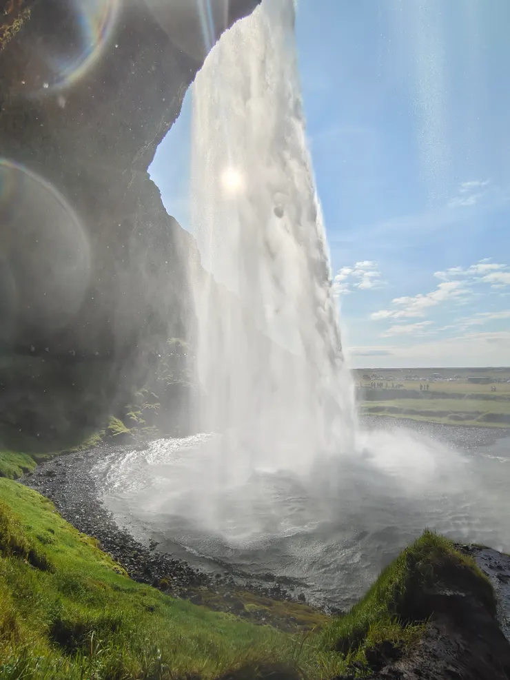 再往前走幾步，大水炸開，大家無從走避，從頭濕到腳，穿雨衣也沒用。