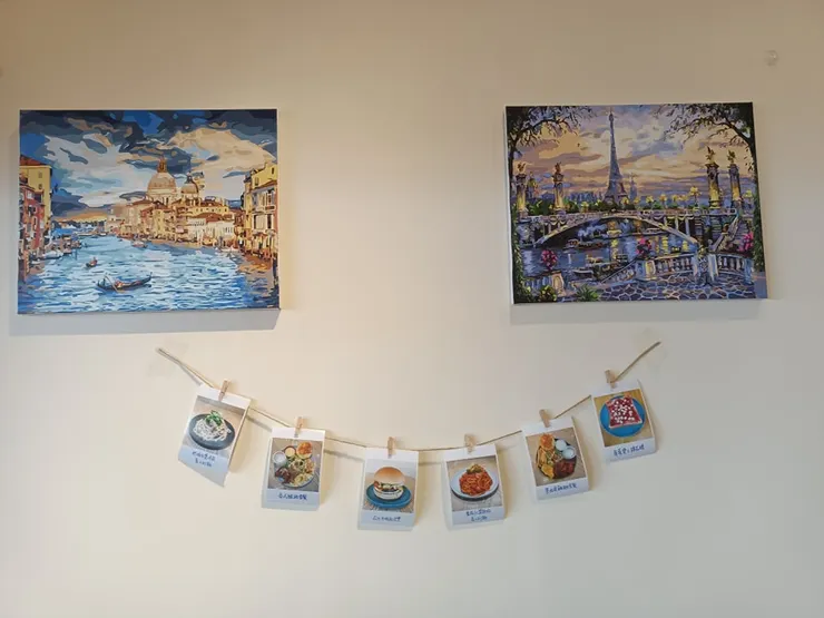 微笑曲線餐點拍立得照+兩幅畫，就像兩個眼睛的笑臉