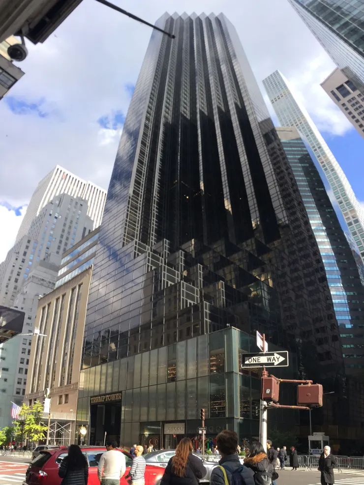 川普大廈散發出閃亮的金屬光澤有強烈的視覺震撼力