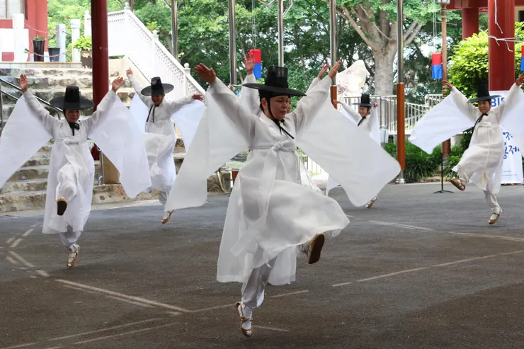 水營史蹟公園展現南韓列為非物質文化遺產的傳統舞蹈。（圖片/釜山國際舞蹈節）