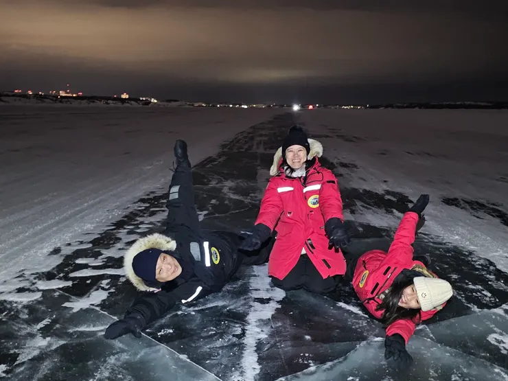 超酷冰上公路，下面就是湖水啦!!!