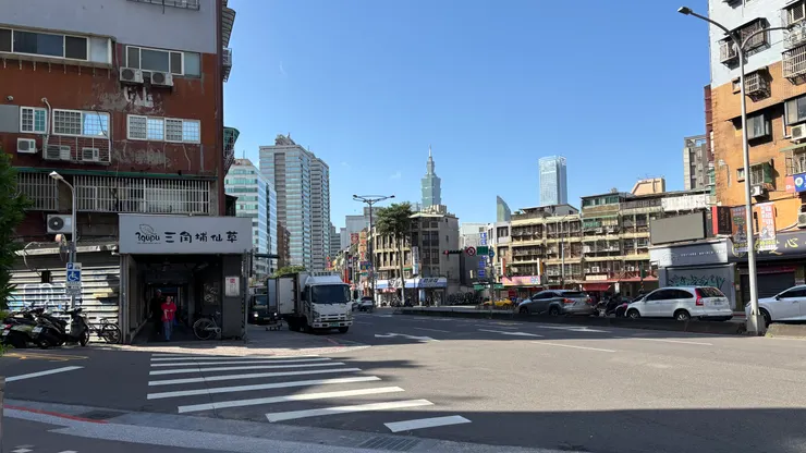 從後山埤站出來就可以看見終點聳立眼前