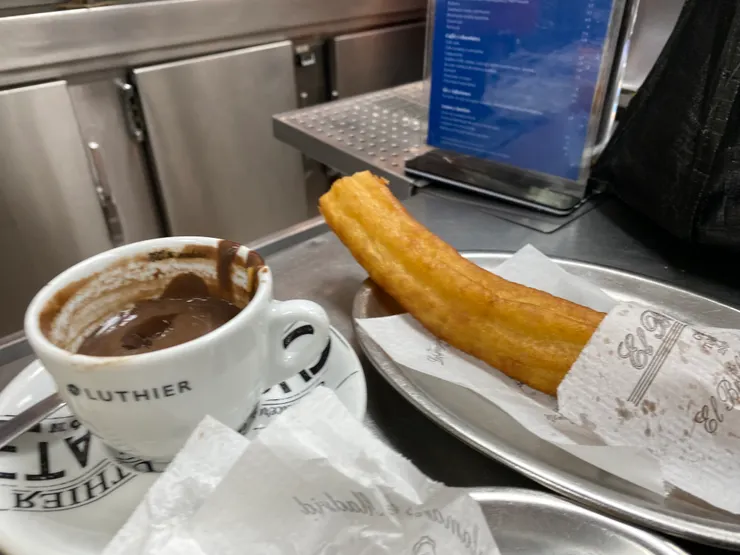 很濃醇的巧克力，感覺介於巧克力布丁跟熱飲間的濃度。不會太甜還不錯