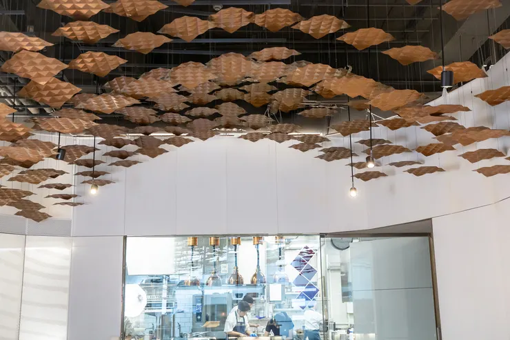 銅色鐵片圍繞出圓弧形的台灣蒼穹印象。