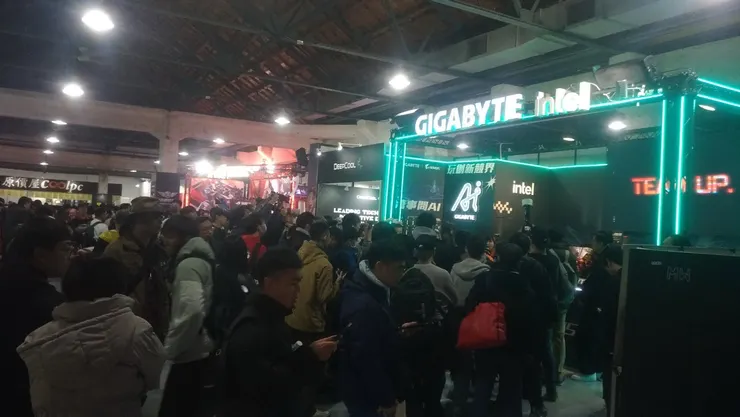 這就是人潮，技嘉攤位越接近傍晚越多人.....