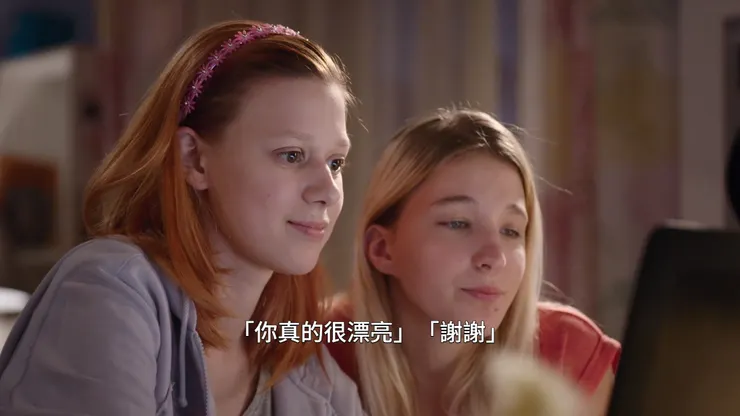 紀錄片中的兩位演員，左邊正在與網友聊天