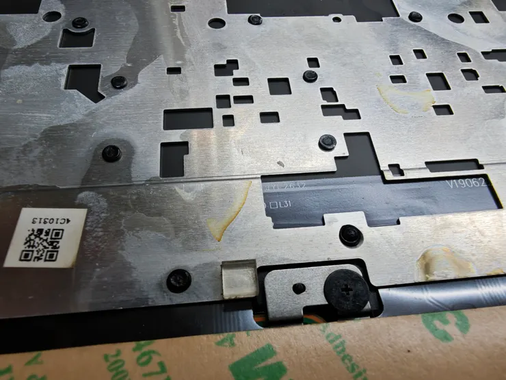 鍵盤背面也是一堆。