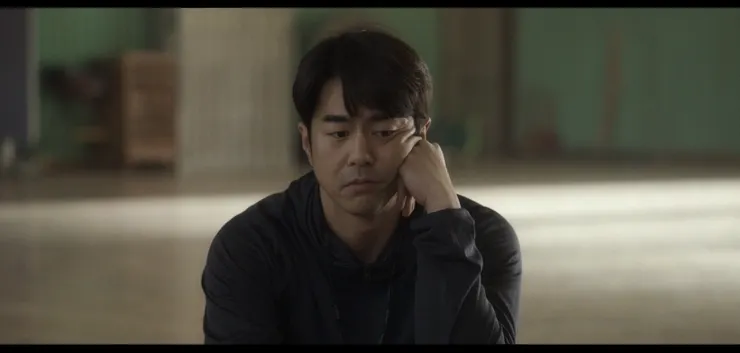 忠實執行要員任務的尹成旭,冷酷旁觀受傷的學生。( Source : Disney +)