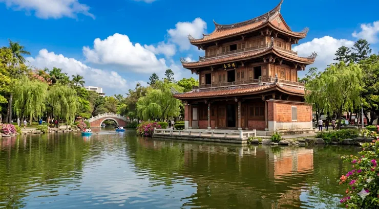 台中公園日月湖畔的春暉樓