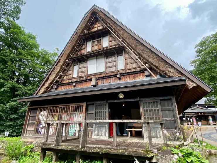 合掌屋式樣的建築，有著超級厚的稻草