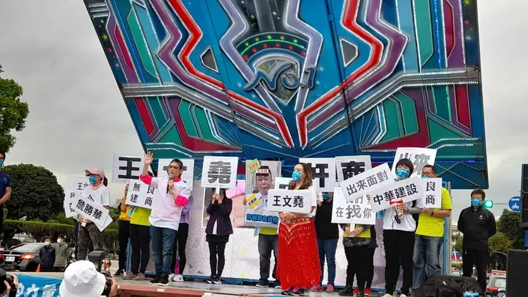 精神科名醫許添盛（發言者），曾上凱道抗議，要求政府正視頻頻發生的建商坑殺人民狀況。資料照片