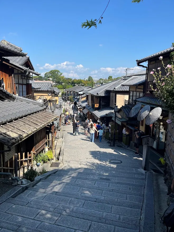10:30的三年坂，其實人很多但來來去去，耐心等待還是會有不錯的照片