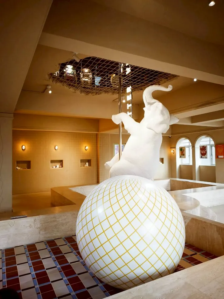 中間為磁磚地的浴池