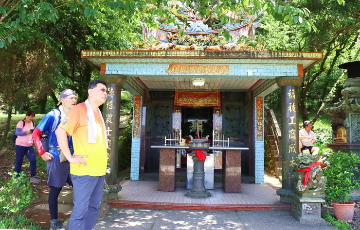 11:00在嶺頭喦土地公用餐大休息