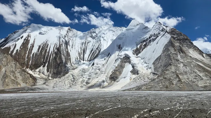 我們即將在紮營於這座大山的山腳下。