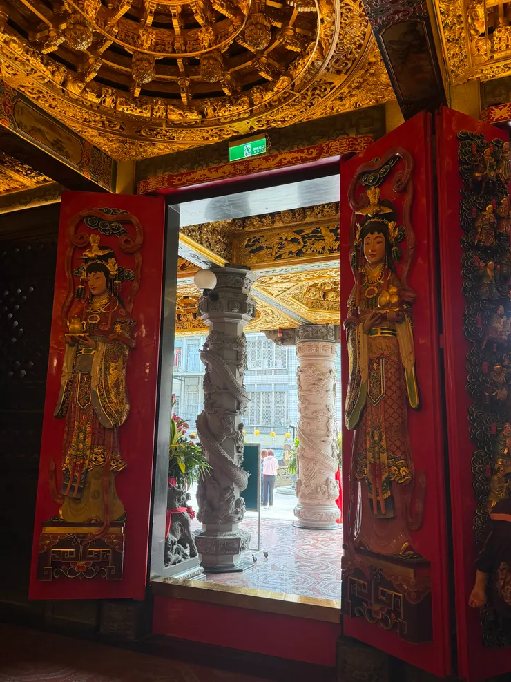 彩繪門神氣勢莊嚴