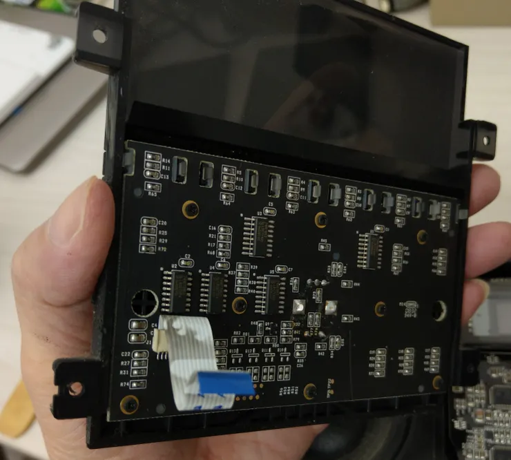 先從兩邊網狀外罩撬開，小心別傷到外殼，拆下介面基板