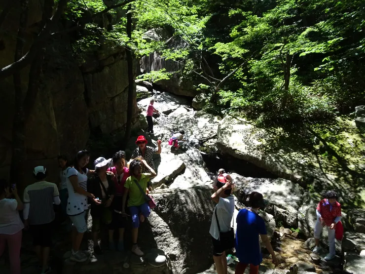 北韓民眾嬉戲金剛山参鹿水