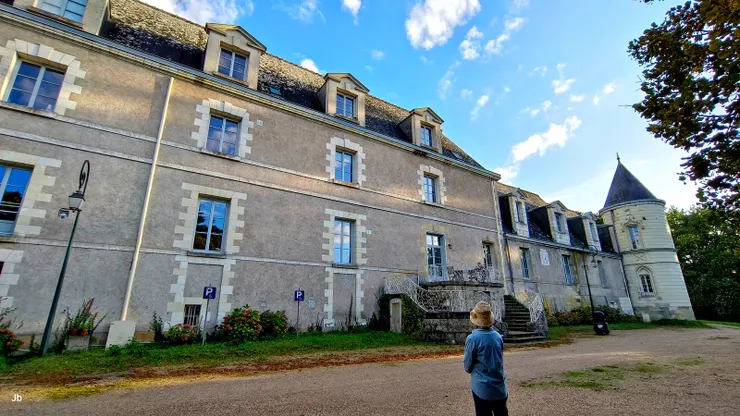 【或許也是當馬術學校留存至今的建築，似乎已分戶出租或出售，偶見有人開車進出。】