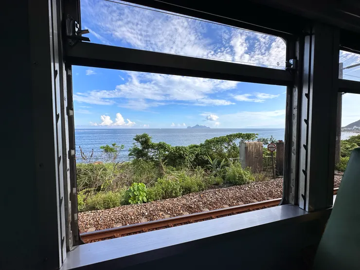 現在要在火車上開著車窗欣賞龜山島的美景真的很困難了