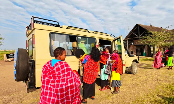 圍上來兜售的馬賽婦女 他們是為了養活孩子積極努力的銷售員
