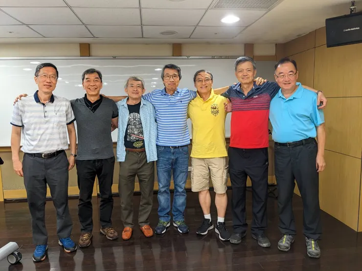 【飯飽歌足,散夥前老同學們再合照一張。】