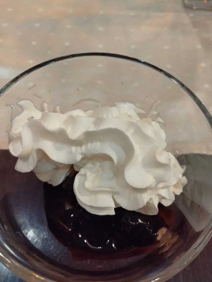 索洛姆蛋糕(somlói galuska)，爆量奶油底下其實是濃郁的巧克力海綿蛋糕，但我拍得不太好w