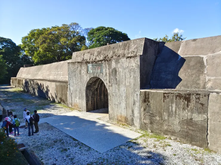照片左側為土坡護牆，與胸牆及臺牆之間有壕溝。攝於礮臺與球場之間的小巷。