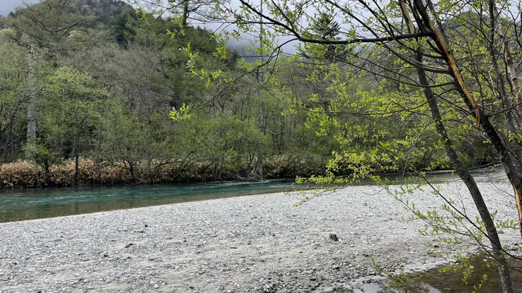 梓川的水還是很藍。
