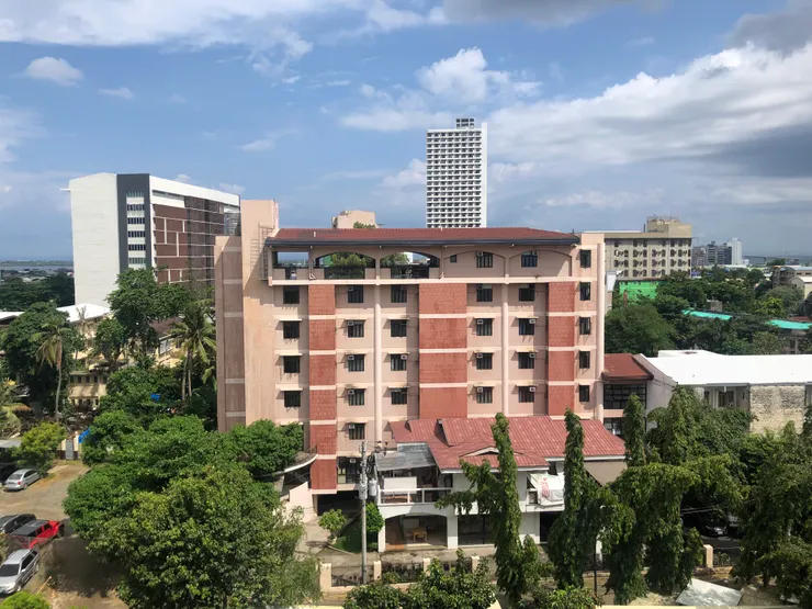 聽他們說作弊的學生都要到頂樓考試，因為那邊很寬敞；但是他們頂樓完全沒圍，超恐怖的，如果學生壓力太大跳下去怎麼辦