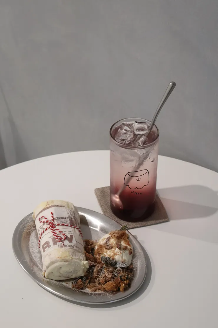 肉鬆奶油毛巾捲、莓果氣泡飲