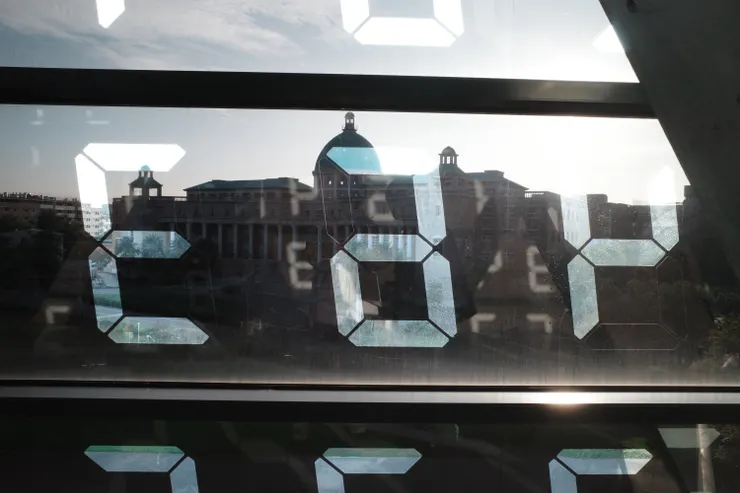 場域限定作品〈變化地景／變化美術館〉與窗外的亞洲大學構成一幅期間限定的獨特風景。