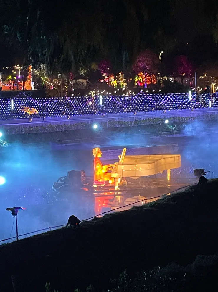 走著走著，水域上還有鋼琴家花燈，遠看是有點嚇人XD