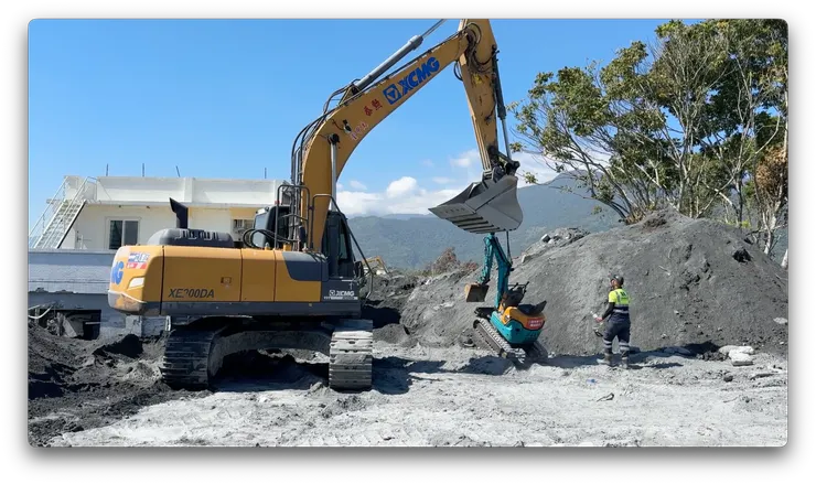 河床段的怪手正在調派小怪手進入房子內挖掘