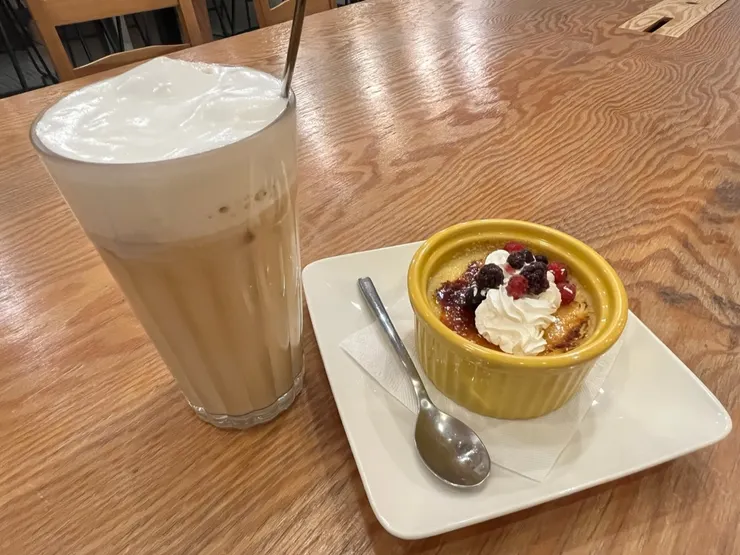 因為心情不好加點的紅茶拿鐵和烤布蕾，甜點表現比上次吃好多了。