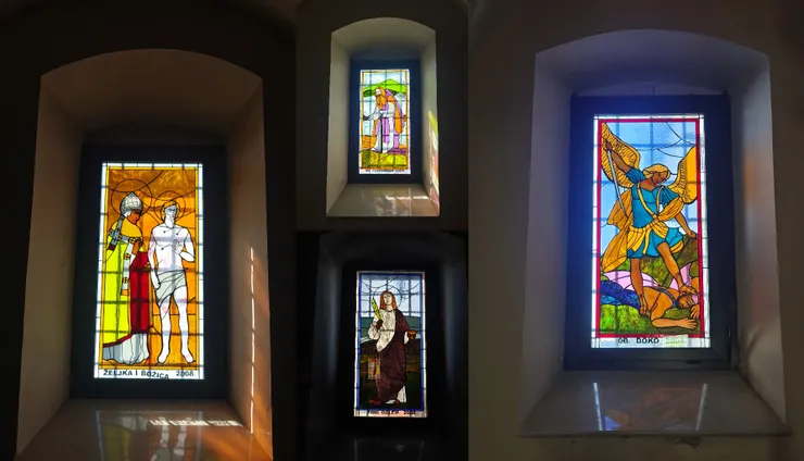 陽光透過玻璃彩繪射入光彩奪目