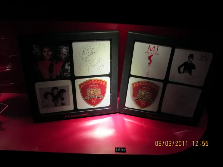 一套裝的串較寫實，有他的照片和自畫像。