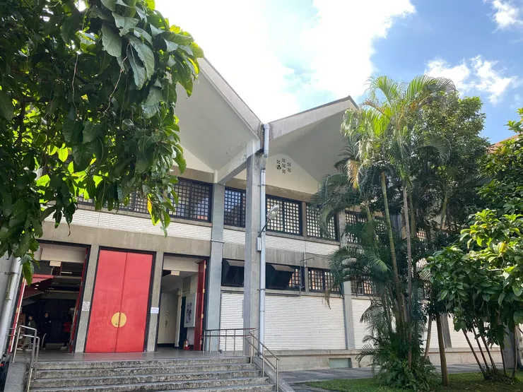 第一學生活動中心面向蒲葵道的大門