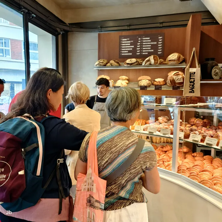 【老城區建築典雅商號應有盡有，侄女品味高帶訪店家俱為上選！另一家麵包店The French Bastard.，強調天然酵母麵包。】