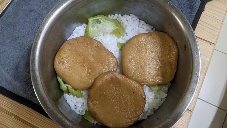 為了省時間跟電費，把切塊撒了鹽的絲瓜跟超市的半成本甜不辣一起進去蒸，飯偏軟濕，農會超市甜不辣一塊大約五塊，絲瓜一條大約25~35塊之間