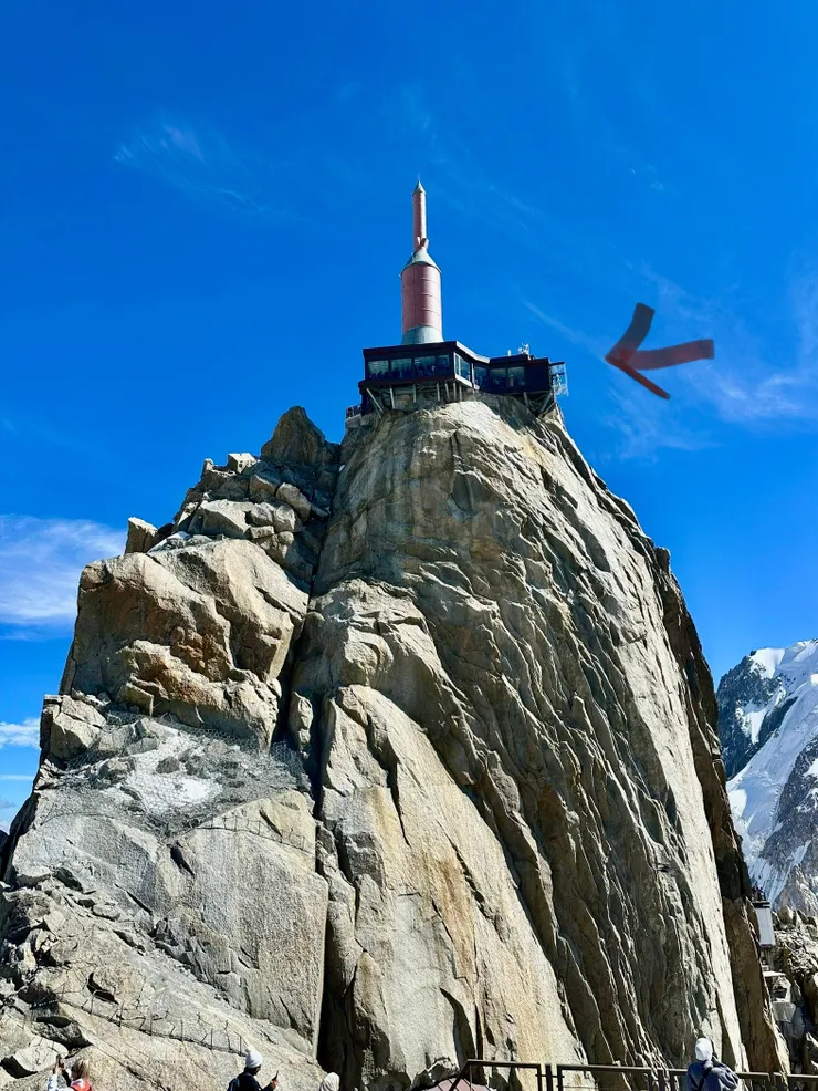 圖片放大，箭頭處可看到玻璃方格