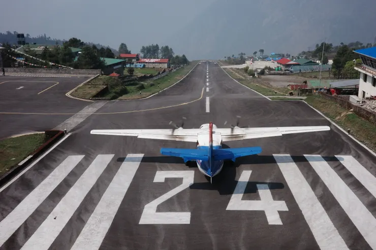 一眼就可以望穿的機場跑道,只有500多公尺,起飛用俯衝的方式加速