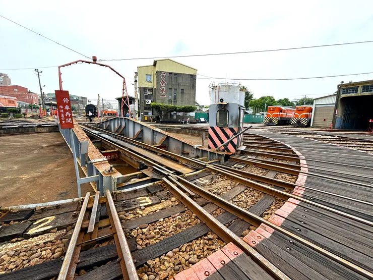 調車轉盤上的選轉軌道（自行拍攝）