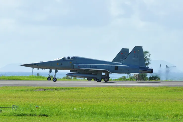 準備起飛的中華民國空軍F-5E，前起落架已經調高，增加起飛攻角。