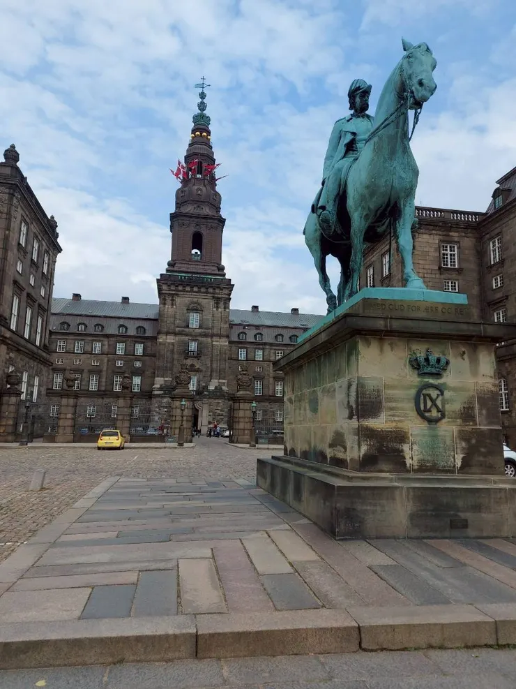 於皇宮廣場的克里斯蒂安九世的騎馬雕像，他被譽為『歐洲的岳父』，因1863~1906在位期間，其子女與歐洲各皇室聯姻之故
