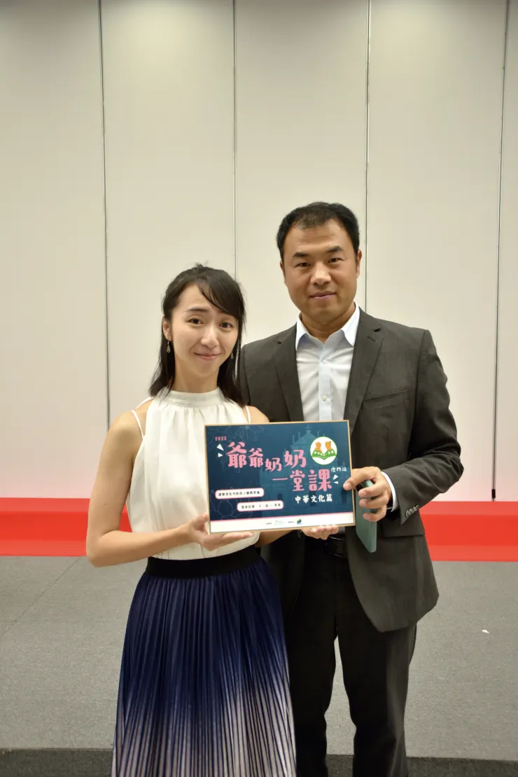 計劃發起人賀永強先生(右)與澳門計劃總監高詠詩小姐(左)合照