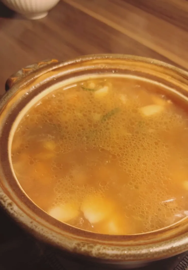 令人鬆軟到不行的蒜頭雞湯，把蒜頭壓碎更好喝